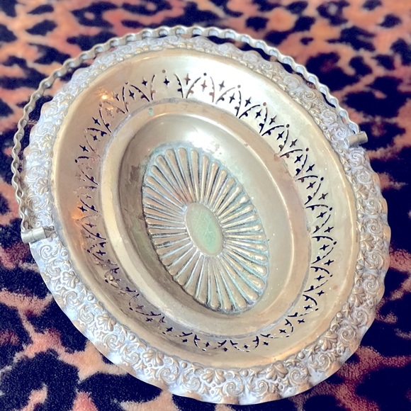 VINTAGE SILVER plated oval bowl or basket with fold down handle - Picture 5 of 15